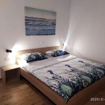 Guest house And With Parking Space - 19860 Novi Vinodolski
