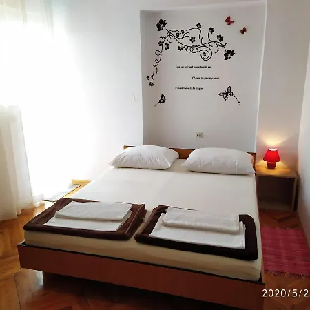 Guest house And With Parking Space - 19860 Novi Vinodolski