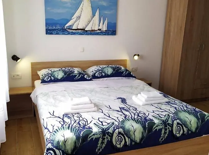 Maison d'hôtes And With Parking Space - 19860 Novi Vinodolski